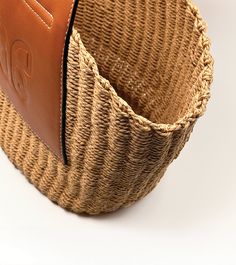 El bolso tote tejido Lucca es un bolso moderno y funcional, perfecto para cualquier ocasión. Fabricado en rafia natural, es ligero y espacioso. Su diseño elegante y su color neutro lo convierten en un complemento perfecto para cualquier atuendo. Italy Gift, Woven Tote Bag, Comfortable Sneakers, Flat Sneakers, Lucca, Neutral Color, Espadrilles Wedges, Nappa Leather, Outfit Details