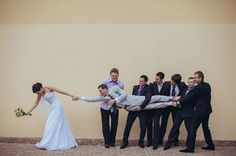 I love this! Even if you don't have groomsmen, you could do something similar with the grooms male friends. Hilarious! Silly Wedding, Funny Wedding Pictures, Bridesmaid Pictures, Bridesmaid Photoshoot, Bridesmaid Funny, Funny Wedding Photos, Wedding Photography Bride, Wedding Picture Poses, Pose Fotografi