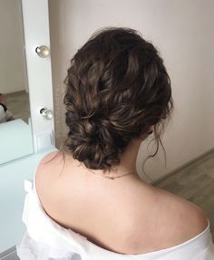 Low Curled Bun, Curly Hair Low Bun, Low Bun Wedding Hair, Bride Hairstyles Updo, Gatsby Hair, Chestnut Brown Hair, Wedding Hair Up, Mother Of The Bride Hair, Prom Hairstyles For Short Hair