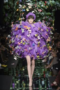 Moschino SS18 Runway Show - Moschino Collection Fashion Week Spring 2018 Butterfly Fashion, Art Clothing, Weird Fashion, Floral Fashion, Vogue Magazine, Butterfly Art, Fashion Show Collection, Fashion Week Spring