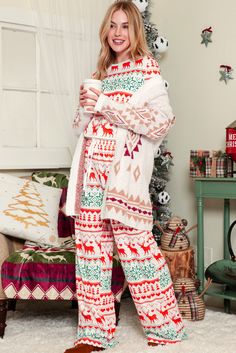 Material:95%POLYESTER+5%ELASTANE The white color adds a classic and clean look to the pajama set. The pajama set is designed with a Christmas theme, which means it may feature holiday-inspired patterns or prints. The drawstring waistband ensures a comfortable and secure fit, making it easy to relax and unwind in these pajamas. Whether you're lounging at home, watching holiday movies, or enjoying a cup of hot cocoa, this pajama set is designed to keep you comfortable and in the holiday spirit. Si Holiday Movies, Christmas Pullover, King Fashion, Relax And Unwind, Blank Apparel, Stylish Clothes, Holiday Movie, Alternative Outfits, Swimwear Cover Ups