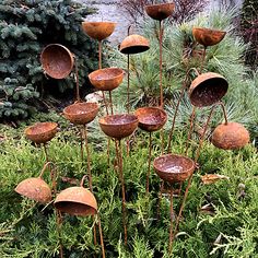 there are many metal flowers in the garden