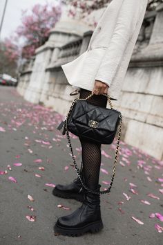 Chanel 19 Bag Outfit, Chanel Style Outfits, Chanel Fashion Outfits, Zoe Alalouch, Chanel Inspired Outfit, Luxury Wishlist, Chanel Street Style, Chanel Bag Outfit, Chanel 19 Bag