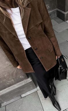 90s Winter Style, Suede Jacket Outfit, Suede Blazer, Italy Outfits, Brown Suede Jacket, Mode Inspo, Brown Jacket, Looks Chic