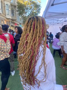 Faux Locs Ginger And Blonde, Faux Locs Blonde And Brown, Faux Locs Red And Blonde, Brown And Blond Faux Locs, Burgundy And Blonde Braids, Burgundy Faux Locs, Faux Locs Blonde, Burgundy Highlights, Blonde Ombre