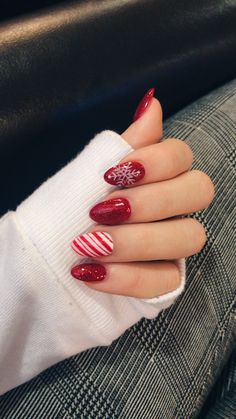 Christmas Nail Designs Easy, Holiday Nails Christmas, Candy Cane Nails, Red Christmas Nails, Cute Christmas Nails, Christmas Gel Nails, Christmas Nails Easy, Nail Candy, Nails Christmas