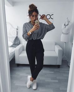 10 looks para quem ama preto e branco. Camisa xadrez, calça de alfaiataria preta, tênis branco Inspiring Photography, K Fashion, Trendy Summer Outfits, Casual Work Outfits, Inspired Outfits, 가을 패션, Business Casual Outfits