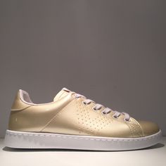 Fashion Glossy Gold Sneaker Casual Metallic Sneakers With Perforated Toe Box, Casual Gold Lace-up Sneakers, Casual Gold Sneakers, Casual Metallic Sneakers, Gold Sneakers, Front Row, Spain, Louis Vuitton, My Style