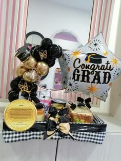 Una ancheta de media tarde muy deliciosa con Sanduche gourmet, cerveza, frutos secos, postre, yogurt, mug, decoraciones... Intenta el tuyo y síguenos en ig Cute Basket Ideas, Graduation Gift Basket Ideas, Recuerdos Primera Comunion Ideas, Cute Basket, Gift Tray