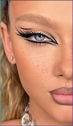 Rave Easy Makeup, Smokey Graphic Liner, White And Gold Eyeshadow Looks, Unusual Eye Makeup, Eyeshadow And Eyeliner Looks, Easy Editorial Makeup, Checkered Eye Makeup, Graphic Eye Makeup Looks, Bold Makeup Ideas