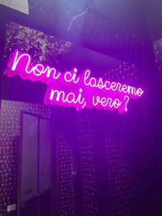 a neon sign that says non di lassemeno nai, ver?