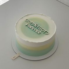 there is a cake that has been decorated with the words gotz'r friends on it