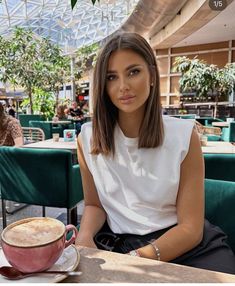 Rambut Brunette, Haircuts Straight Hair, Happy Hair, Medium Hair Cuts, Hair Envy, Brunette Hair, Balayage Hair, Dark Hair, Pretty Hairstyles