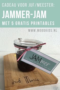 jam jar with label and name on wooden board in front of white wall, text that reads jamer - jam met 5 gratis printables