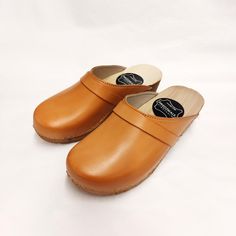 MADE FROM Vegan LEATHER AND ALDER WOOD Clogs for Women BONDA Low heals ergonomic wooden sole and Vegan leather. made to order. Available in sizes 36-41. For other sizes please contact me EUR 35 l UK 2.5 l AUS 4.5 l USA 5 l up to 22.3cm l 8.78 inches EUR 36 l UK 3.5 l AUS 5.5 l USA 6 l up to 23cm l 9.02 inches EUR 37 l UK 4 l AUS 6 l USA 6.5 l up to 23.7cm l 9.33 inches EUR 38 l UK 5 l AUS 7 l USA 7.5 l up to 24.5cm l 9.65 inches EUR 39 l UK 6 l AUS 8 l USA 8.5 l up to 25.3cm l 9.96 inches EUR 40 Vegan Clogs, Wood Clogs, Clogs For Women, Swedish Clogs, Wooden Clogs, Heel Mules, Leather Clogs, Clogs Shoes, Womens Clogs