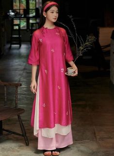 *Vietnamese traditional dress "ao dai" *Material: Silk *Design: Short-sleeved shirt embroidered with flowers and decorated with 4 sequins 📌 Made in Vietnam 📌 Shipping from Vietnam 📌 Take about 3 days to sew, and 2 weeks for shipping from Vietnam * weekday* Traditional Spring Kurta With Set-in Sleeves, Traditional Festive Dresses With Set-in Sleeves, Handloom Straight Kurta For Spring, Traditional Tunic With Traditional Drape For Festive Season, Festive Cheongsam For Traditional Ceremonies, Traditional Fitted Ao Dai For Festive Occasions, Traditional Embroidered Festive Cheongsam, Traditional Dresses For Tea Ceremony, Ao Dai For Traditional Ceremonies And Festivals