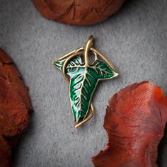 Lorien Leaf, Zelda Jewelry, Elf Necklace, Elvish Jewelry, Lotr Wedding, Lord Of The Ring, Fellowship Of The Ring, Leaf Brooch, Enamel Brooch