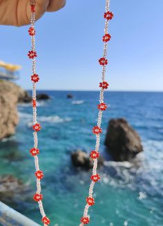 Red Daisy Beaded Necklace 🤍 Daisy Beaded Necklace, Red Daisy, Blue Daisy, Gift Cute, Cute Necklace, Gift For Girlfriend, Necklace Gift, Gift Birthday, Gift Necklace