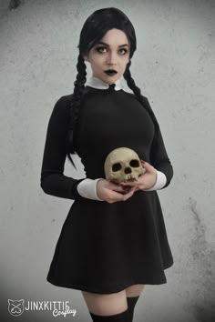 Wednesday Addams Cosplay, Halloween Costumes Women Creative, Makeup Zombie, Halloween Coustumes, Scary Halloween Costumes, Halloween Costume Outfits, Halloween Costumes Makeup, Halloween Makeup Looks