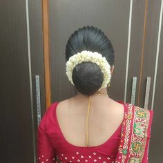 Hair Bun Traditional Indian, Bridal Amboda Hairstyle, Sadi Hairstyles, Hair Bun Styles With Saree, Indian Hairdo, Long Hair Bridal Styles, Curls Long Hair, Long Hair Bridal, Wedding Hairdo