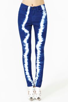 Sky Dye Skinny Jeans Diy Tie, Tie Dye Jeans, Custom Jeans, Tie Dye Diy, Patterned Jeans, Diy Clothing, Clothes Sale, Lovely Clothes, Jeans For Women