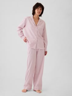 Soft cotton poplin pajama pants.  Elasticized waist.  Certain styles have allover prints.  * Fit: Classic.  An easy silhouette that fits close  at the waist, and is relaxed through the hips and thigh.  Models wearing Gap