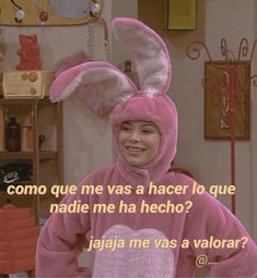 a person in a pink bunny suit with a heart on it's chest and the caption says, como que me ves a hacer to que que nacer lo que?