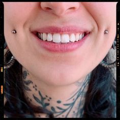 Cheek Piercing Dimples Piercing Cheek, Cheek Percinings, Face Cheek Piercing, Face Dimple Piercing, Chin Piercing Women, Joker Piercing, Dimple Piercing Before And After, Face Piercings Cheek, Piercings Dimple