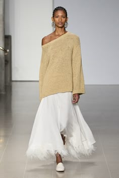 Tove Spring 2024 Ready-to-Wear https://www.vogue.com/fashion-shows/spring-2024-ready-to-wear/tove/slideshow/collection#20 Statement Skirt, London Dress, Skirt Trends, Runway Trends, Trends 2024, White Skirt, Estilo Boho, Knit Fashion, Spring 2024