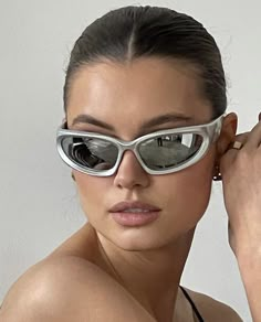 Trendy Glasses 2023, Sunglass Aesthetic Vintage, Silver Sunglasses For Summer Streetwear, 2000s Sunglasses Aesthetic, 2000 Sunglasses Aesthetic, Sun Glasses Aesthetic Girl, Y2k Glasses, Vetements Shoes, Y2k Sunglasses