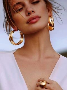 hermosos Fashion Fotografie, Inexpensive Jewelry, Jewelry Styling, Celebrity Jewelry, Jewelry Clothes, Photographie Portrait Inspiration, Jewelry Photoshoot, Outfit Jewelry, Earring Trends