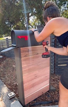 Diy Modern Mailbox Ideas, Cedar Mailbox Post Ideas, Farmhouse Mailbox Ideas Diy, Mailbox Post Ideas Diy, Diy Mailbox Post, Modern Mailbox Ideas, Cedar Mailbox Post