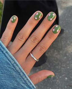 Cute Spring Nails Flowers, Spring 2024 Gel Nails, Summer 2024 Manicure, Dark Nails For Summer, Short Gel Nails Aesthetic, Gel Nails 2024 Trends, Gel Nails Ideas Short Spring 2024, 2024 Summer Nails Short, Summer Into Fall Nails