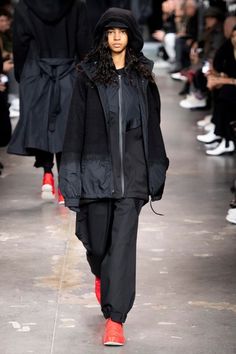 Y-3 Fall 2019 Ready-to-Wear Collection - Vogue Sports Wear Fashion, Sportswear Trends, Spring Couture, Scarf Casual, Couture Week, Fashion Show Collection, Fashion Show, Casual Fashion, Ready To Wear