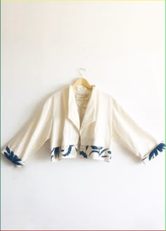 Bed Jacket Outfit, Modern Tops For Women, Summer Jackets For Women, Layered Outfit Ideas, Blazer Off White, Bolero Blazer, Unique Fashion Style, Linen Style Fashion, San Ysidro