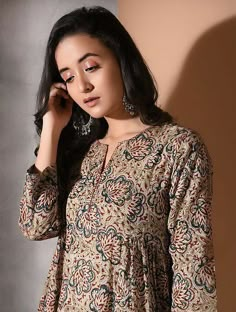 Kalamkari Kurti Designs Latest, Kalamkari Kurti, Cotton Dress Summer Casual, Plain Kurti, Cotton Dress Pattern, Neck Patterns, Kalamkari Dresses, Kurta Patterns, Simple Kurta Designs