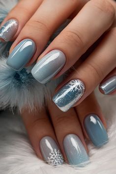 These nails capture the essence of winter with a stunning blue gradient, delicate snowflake designs, and a touch of glitter. The smooth transition from light to dark blue creates a frosty effect, making this design perfect for embracing the winter season. The glossy finish and intricate details add elegance, making it ideal for both casual and special occasions. Winter Round Nails, Winter Blue Nails, Christmas Winter Nails, Glitter Christmas Nails, Blue Winter Nails, Nails Navy, Winter Nail Art Designs, Year Nails, Sweet Nails