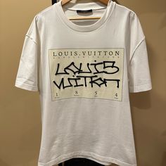 Louis Vuitton Signature Box Logo 1854 White T-Shirt Size Xxl Excellent Condition Measurements: Chest: 24” Length: 30.75” Shoulders: 23” Louis Vuitton Shirts, Box Logo, Tshirt Design, White T Shirt, White Tshirt, Colorful Shirts, Color White, Tee Shirts, Tshirt Designs