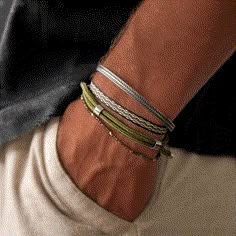 Le bracelet classique « Vioni » est un moyen simple de donner un coup de jeune à votre look quotidien. Conçue pour durer, cette pièce sera du plus bel effet à côté de votre montre ou associée à d'autres bracelets !


 Superposez-le avec plusieurs bracelets pour un look estival parfait ! Il s'ajuste facilement à n'importe quel poignet grâce au nœud coulissant.


 MATÉRIAUX / CARACTÉRISTIQUES


 - Tissé à la main avec des techniques traditionnelles


 - S'adapte facilement à tous les poignets. Pou Guys Bracelets, Mens Bracelet Set, Bracelet Photo, Instant Lifts, Mens Fashion Jewelry, Men Bracelets, Mens Bracelets, Style Bundle, Wrist Jewelry