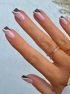 short acrylic green and red swirls side tips for Christmas Christmas Nail Designs Acrylic, Christmas Acrylic Nails, Line Nail Designs, Nail Art Designs For Beginners, Nail 2023, Easy Nail Art Designs