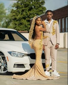 @e.ishab and @yunn4k_ on insta! Yellow Prom Dress With Date, Yellow Prom Dress Couple, Couples Prom Outfits, Poses For Dance, Poses For Prom, Mermaid Prom Dresses Black, Couple Prom Pictures