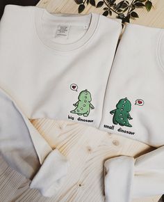 Personalisiertes Paar Sweatshirts mit Dino. Sie können Farben von Dino's und Sweatshirt, Text und Ort des Textes anpassen. Wenn Sie einen übergroßen Look haben möchten, müssen Sie eine größere Größe wählen. Willkommen in unserem Etsy-Shop, wo Nachhaltigkeit auf Stil trifft! Unsere Unisex Organic Cotton Embroidery Sweatshirts sind die perfekte Ergänzung für jede umweltbewusste Garderobe. Hergestellt aus hochwertiger Bio-Baumwolle, sind diese Sweatshirts nicht nur bequem, sondern auch schonend für Sweatshirt Ideas For Couples, Matching For Best Friends, Cute Couples Gift Ideas, Matching Sweatshirts For Couples, Sweatshirts For Couples, Matching Shirts For Couples, Couple Embroidery, Matching Crewneck, Couple Sweatshirts