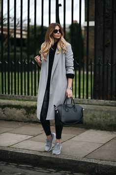 How Bloggers Style Leather Leggings Year. #fashion #streetstyle #styleinspiration #clothes #style #wear #womensfashion Grey Coat Outfit, Style Leather Leggings, Leather Leggings Look, Winter Sneakers Outfit, Mode Mantel, How To Wear Leggings