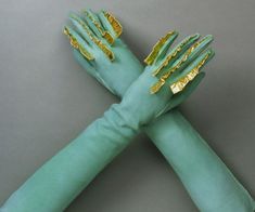 Gloves Elsa Schiaparelli, 1939 The Philadelphia Museum of Art Hunger Games Costume, Capitol Couture, Gloves Fashion, Moda Paris, Womens Gloves, Gold Leather