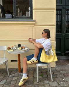 Lara | Everything colourful 💗💗 | Instagram Lilac Sneakers Outfit, Summer Outfits Colorful Street Styles, Coloured Sneakers Outfit, Colorful Sneakers Ideas, Gazelle Bold Shoes Outfit, Bag Pictures Ideas, Cafe Outfit Aesthetic, Yellow Aesthetic Instagram, Yellow Sneakers Outfit