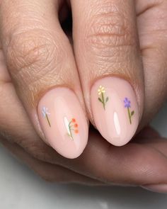 | So cute and dainty! 🫶🏻 Prep | @officialnavyprofessional @willowacademy_lj Created using | @the_gelbottle_inc Topped with @lunuluxe |… | Instagram Subtle Flower Nail Art, Mini Flower Nails, Flower Dip Nails, Tiny Flower Nails, Flower Wedding Nails, Little Flower Nails, Baptism Nails, Autumn Biab, Simple Floral Nails