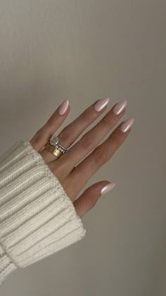 Winter Nails Inspo Short, Valentines Minimalist Nails, Baby Pink Oval Nails, Neutral Aesthetic Nails, Nail Ideas Baby Pink, Uñas Old Money Aesthetic, Baby Pink Valentines Nails, Nails Minimalist Design, Chrome Valentines Day Nails