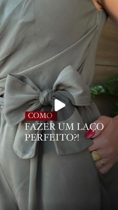 a woman wearing a gray dress with a large bow on the belt and text that reads como fazer um lago perfito?