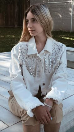 Embellished White Denim Jacket, Jean Jacket Diy, Diy Denim Jacket, Clothes Embroidery Diy, Moda Jeans, White Denim Jacket, Looks Country, Diy Jacket, Fashion Figures