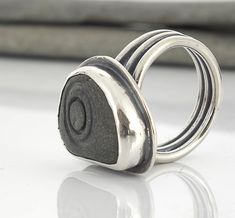 Silver Beach Stone Ring Coil Band, Beach Stones Jewelry, Jewellery Shop Design, Jewellery Inspiration, Beach Stones, Statement Ring Silver, Stone Setting, Jewelry Making Tutorials, Metal Work